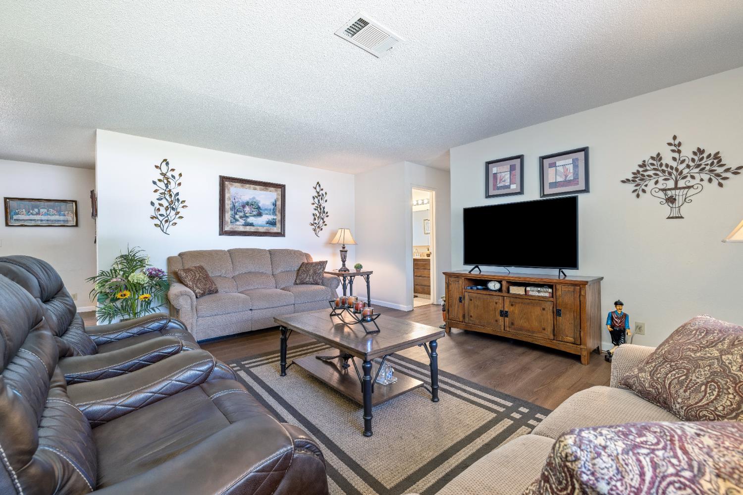 325 E Amber Way, Hanford, CA 93230