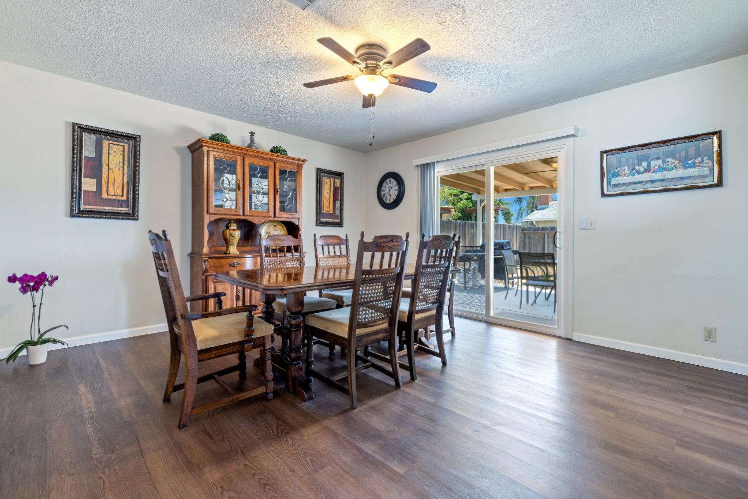 325 E Amber Way, Hanford, CA 93230