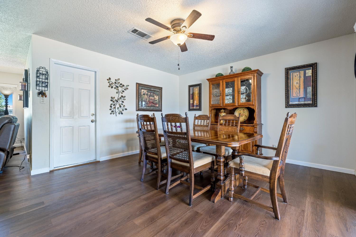 325 E Amber Way, Hanford, CA 93230