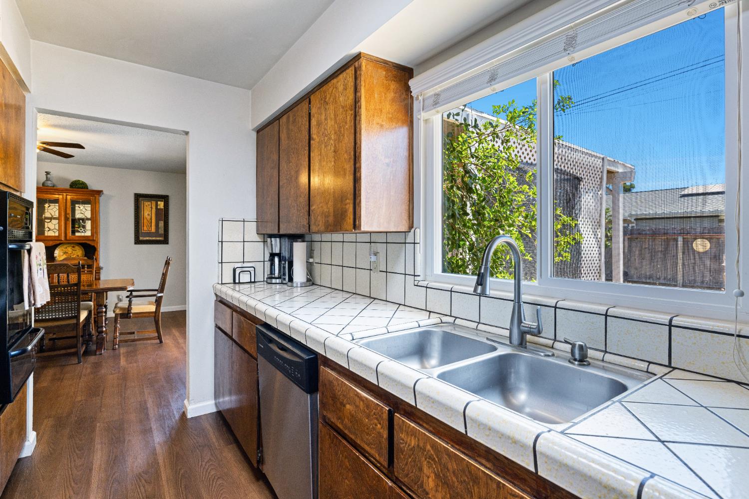 325 E Amber Way, Hanford, CA 93230