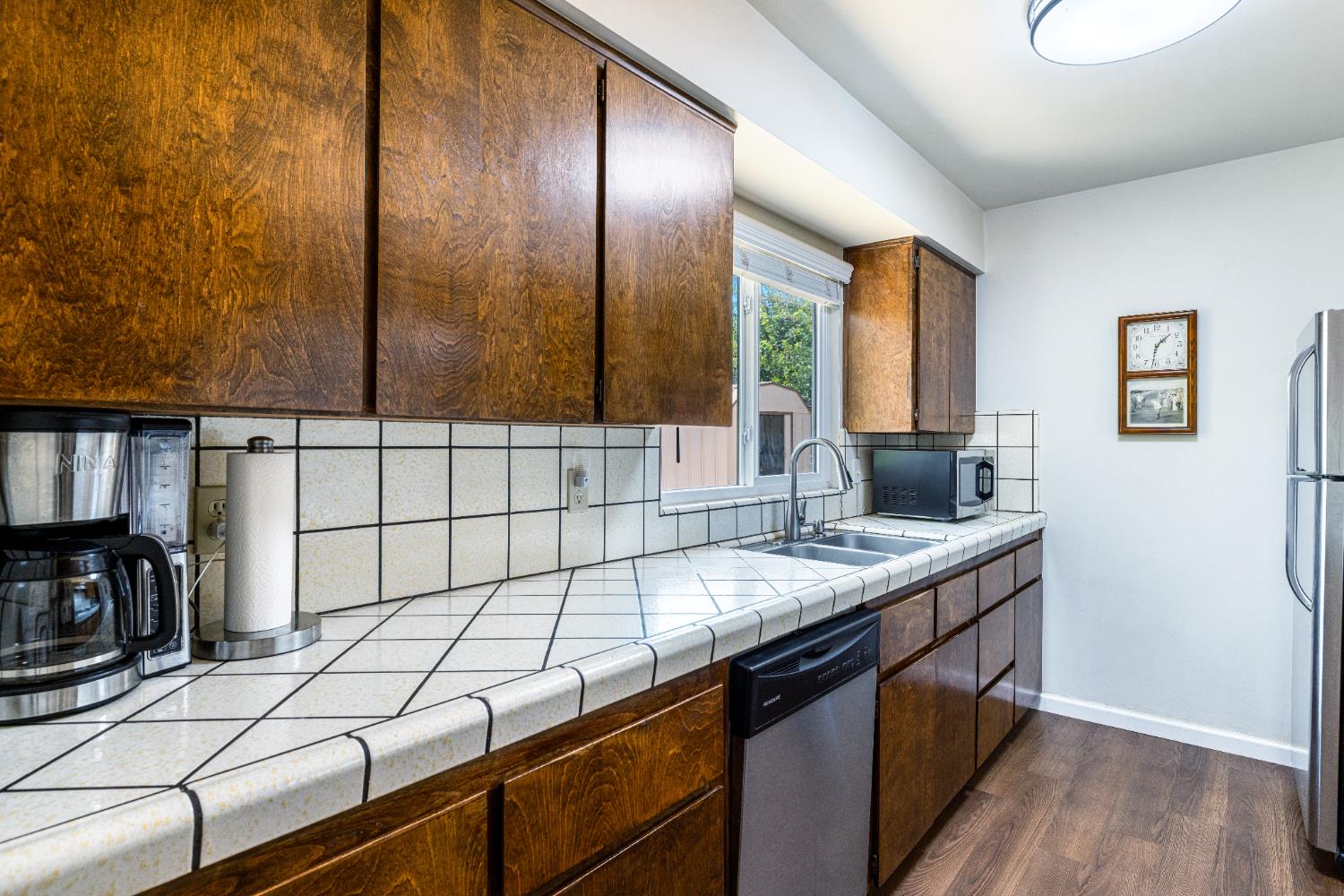 325 E Amber Way, Hanford, CA 93230