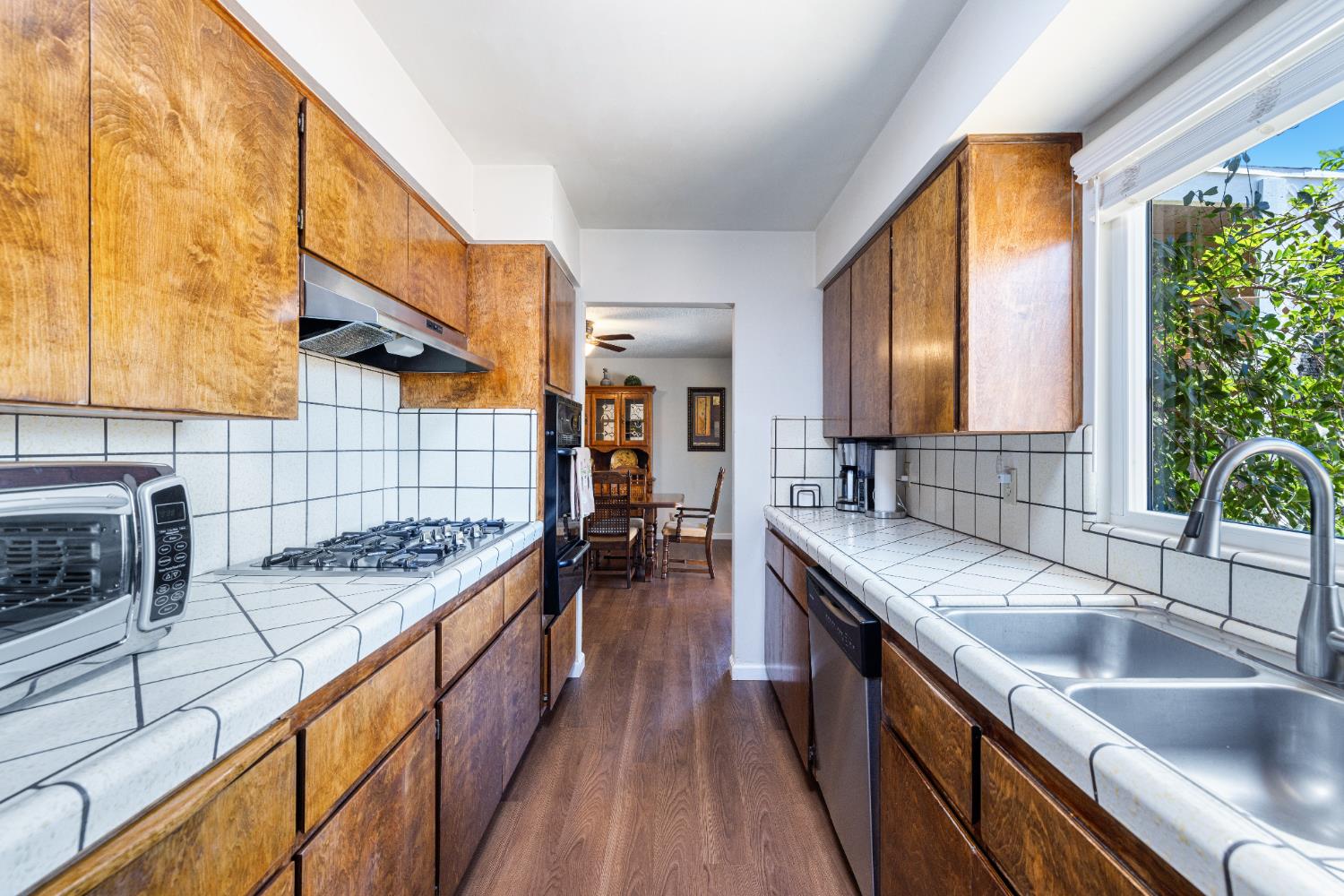 325 E Amber Way, Hanford, CA 93230