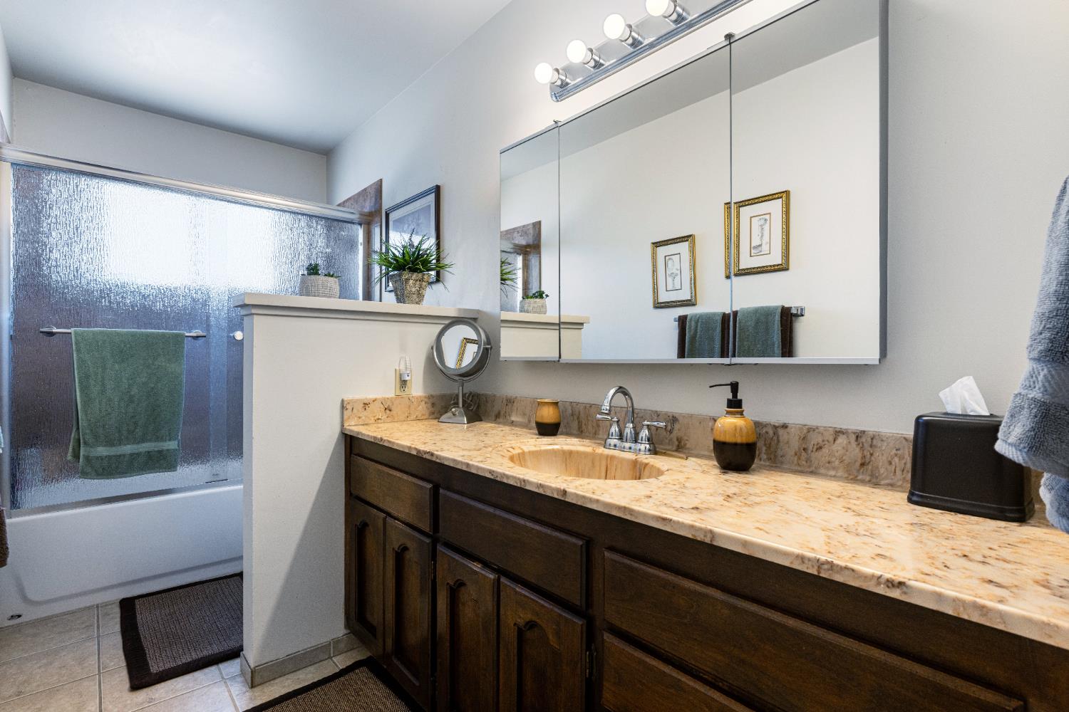 325 E Amber Way, Hanford, CA 93230