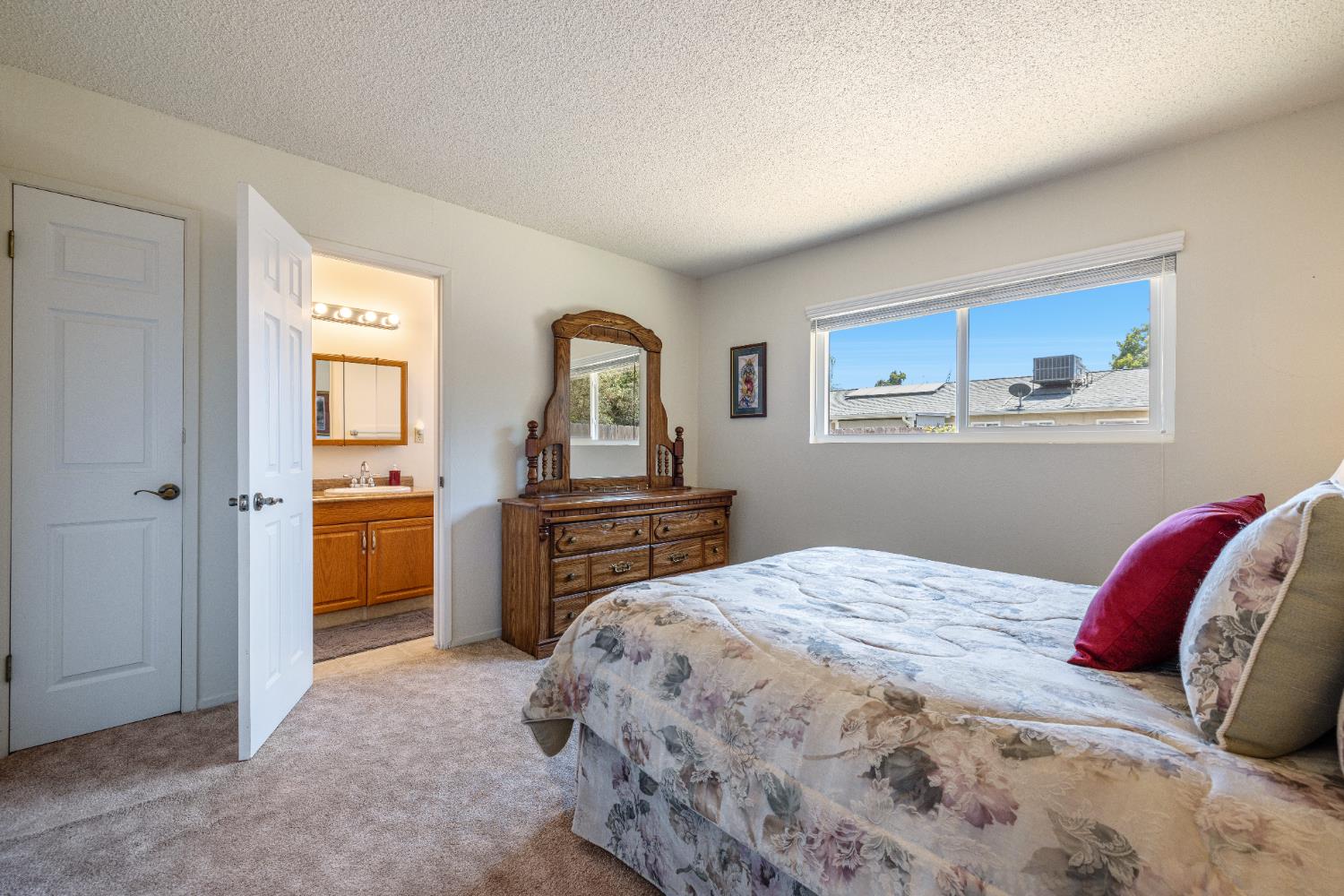 325 E Amber Way, Hanford, CA 93230