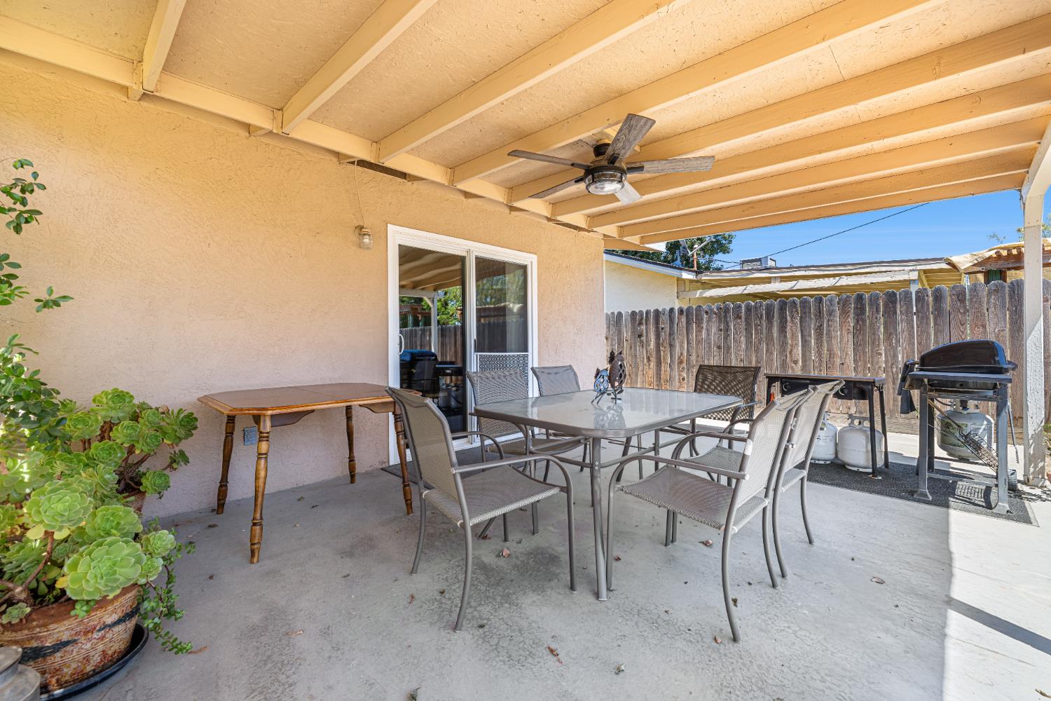 325 E Amber Way, Hanford, CA 93230