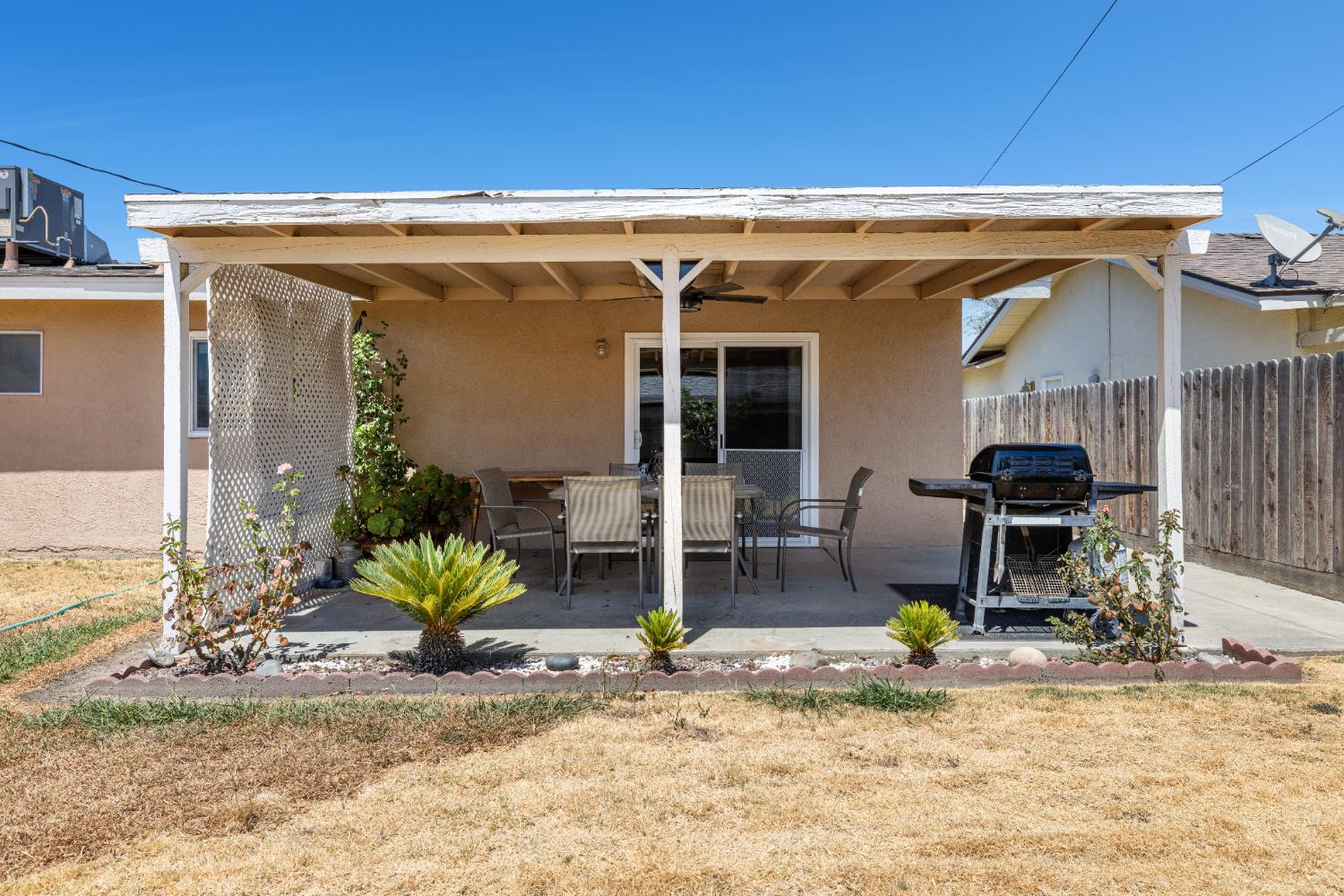 325 E Amber Way, Hanford, CA 93230