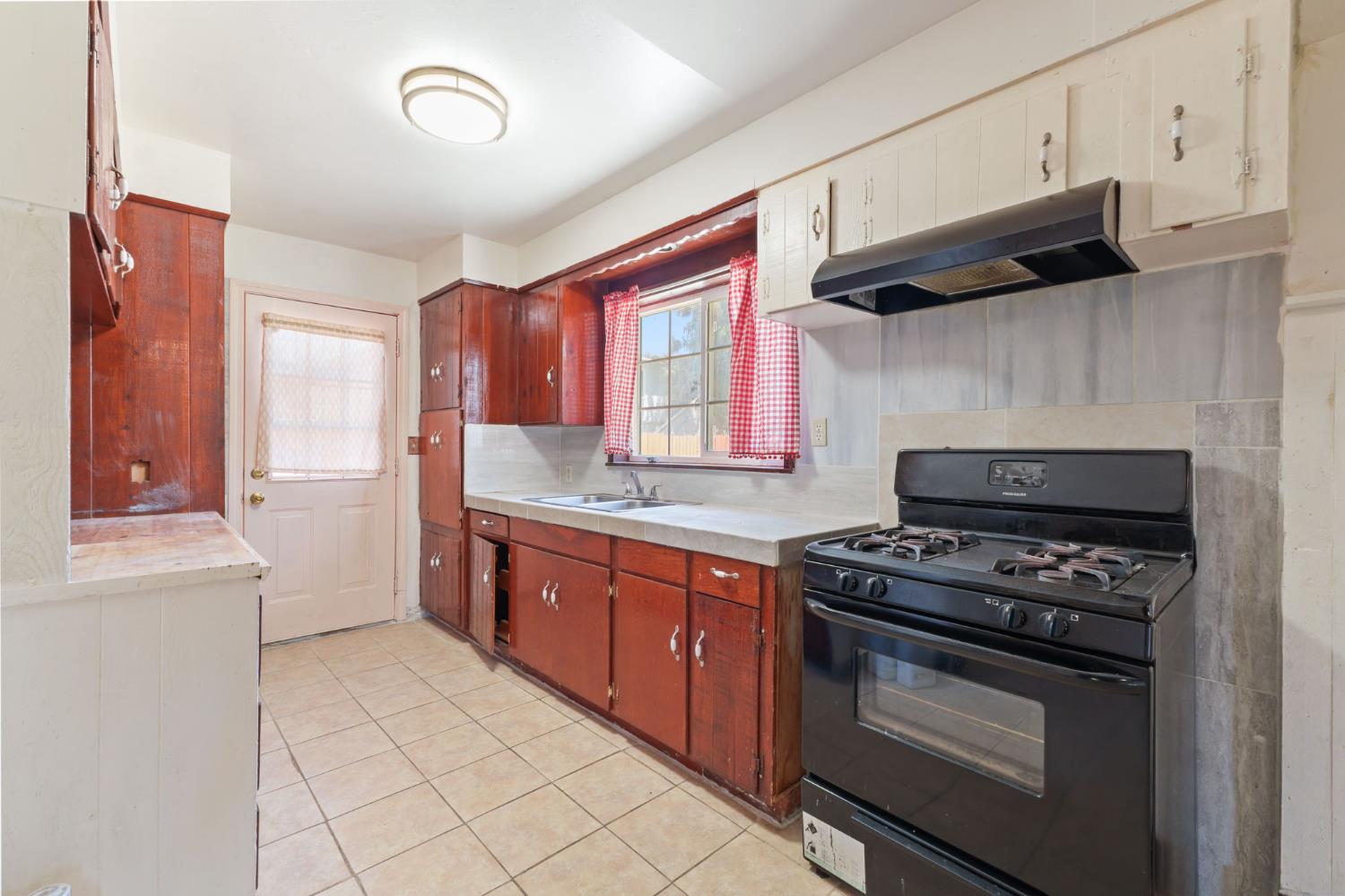 209 N C St, Madera, CA 93638