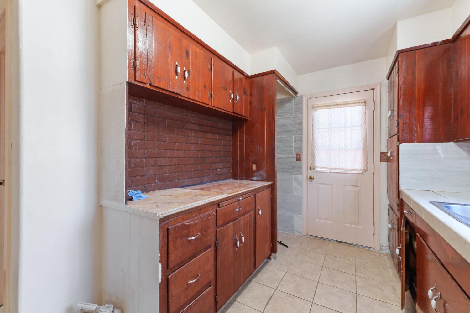 209 N C St, Madera, CA 93638