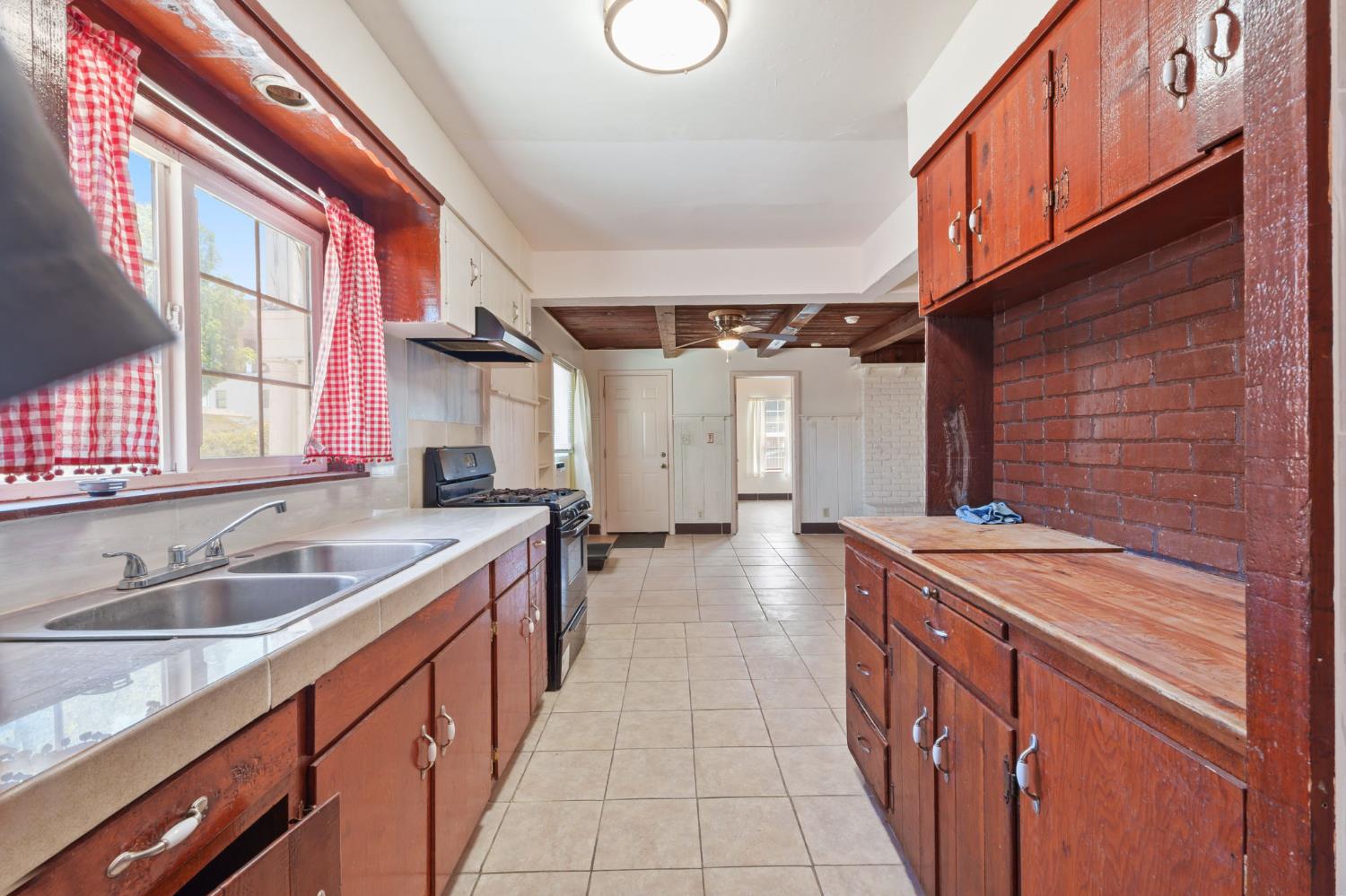 209 N C St, Madera, CA 93638