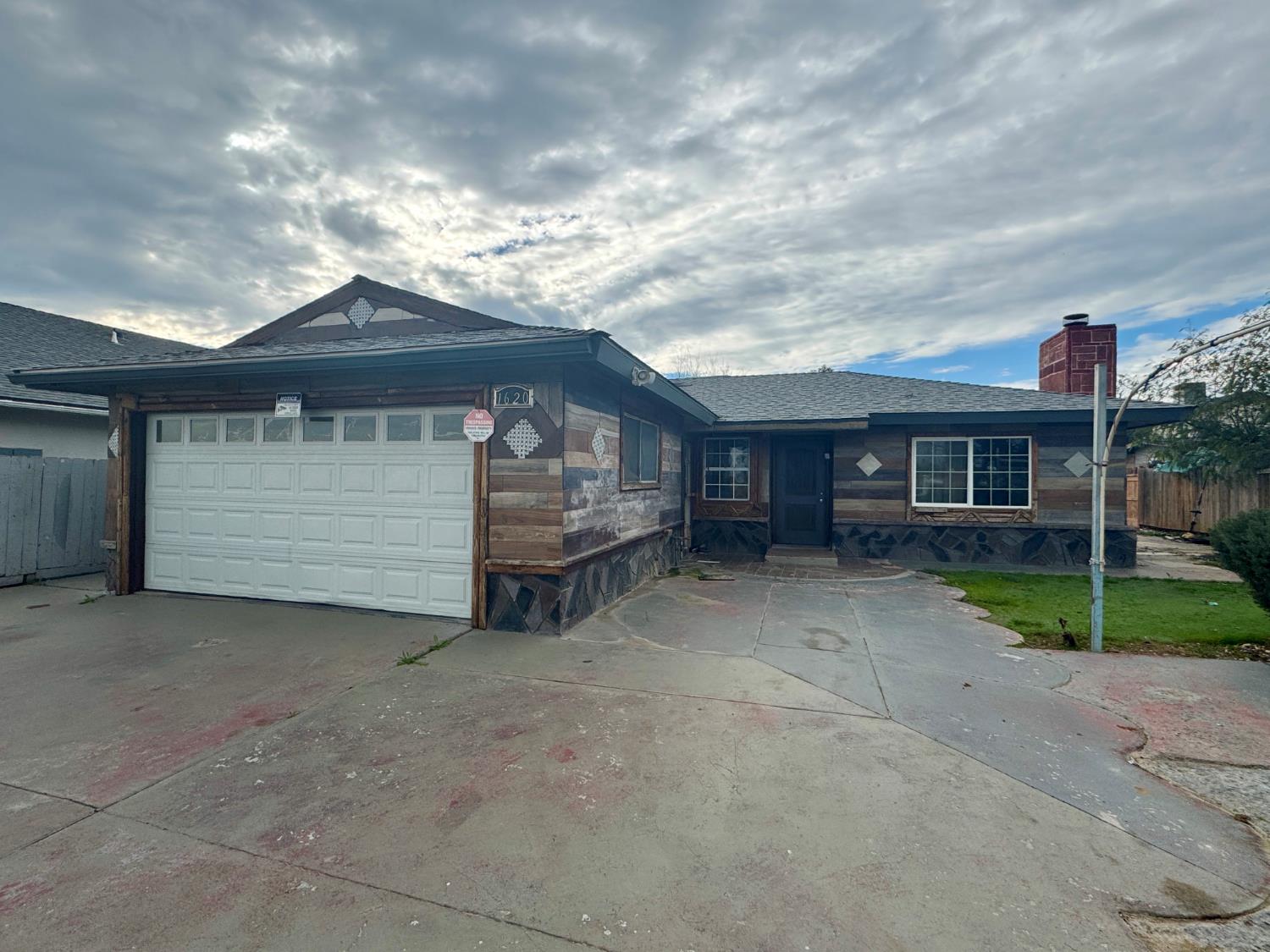 1620 N D St, Madera, CA 93638