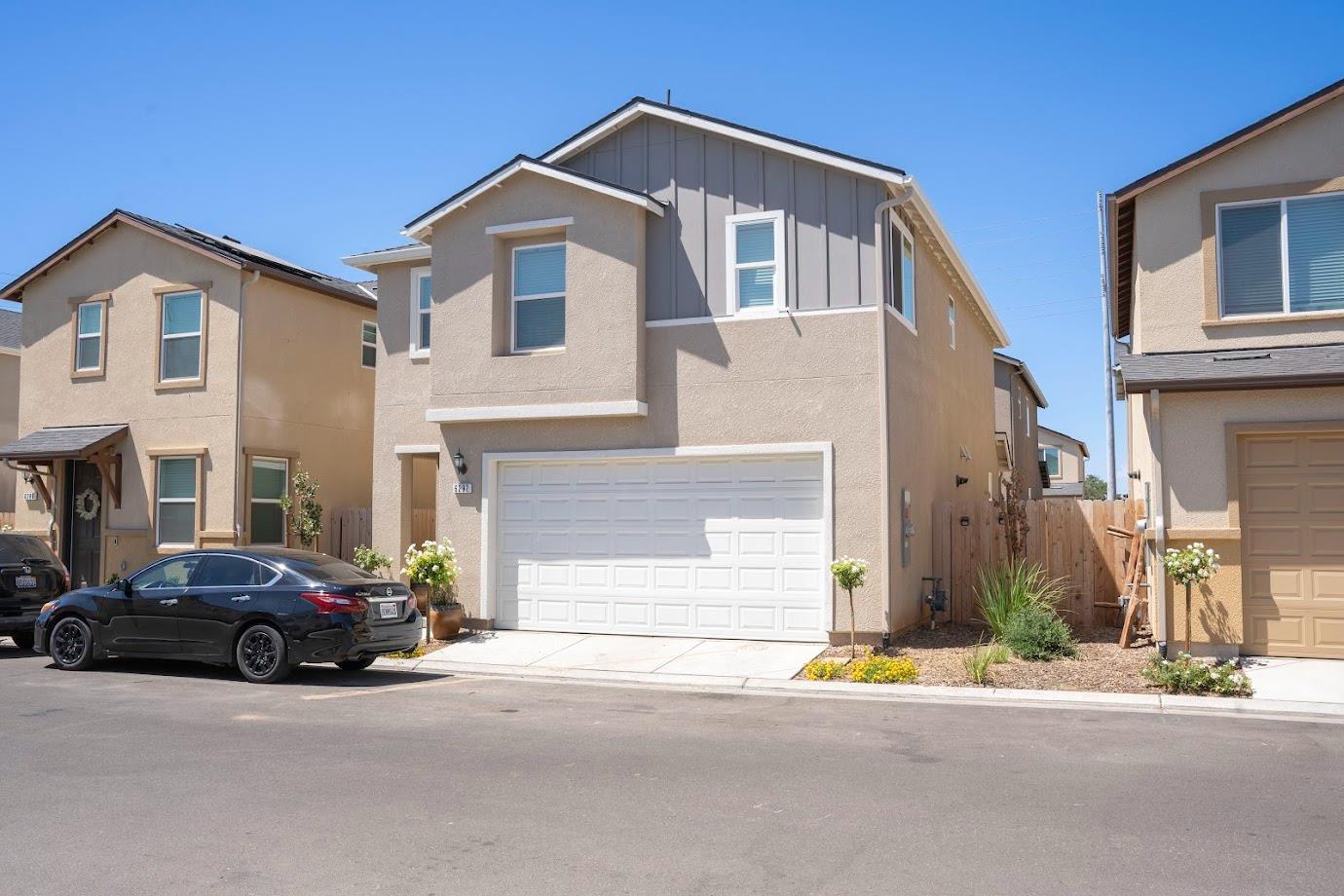 6294 E Riesling Dr E, Fresno, CA 93727