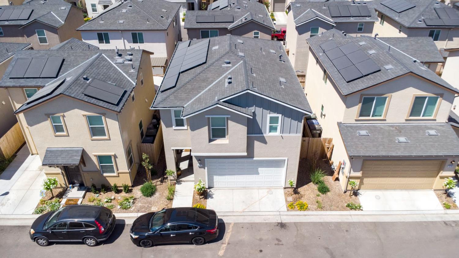 6294 E Riesling Dr E, Fresno, CA 93727