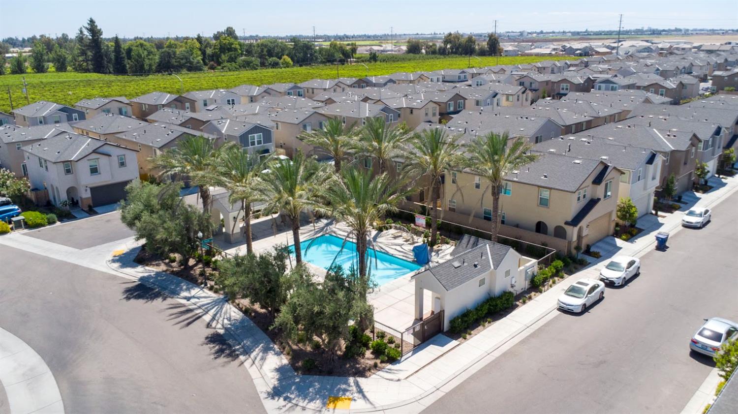 6294 E Riesling Dr E, Fresno, CA 93727