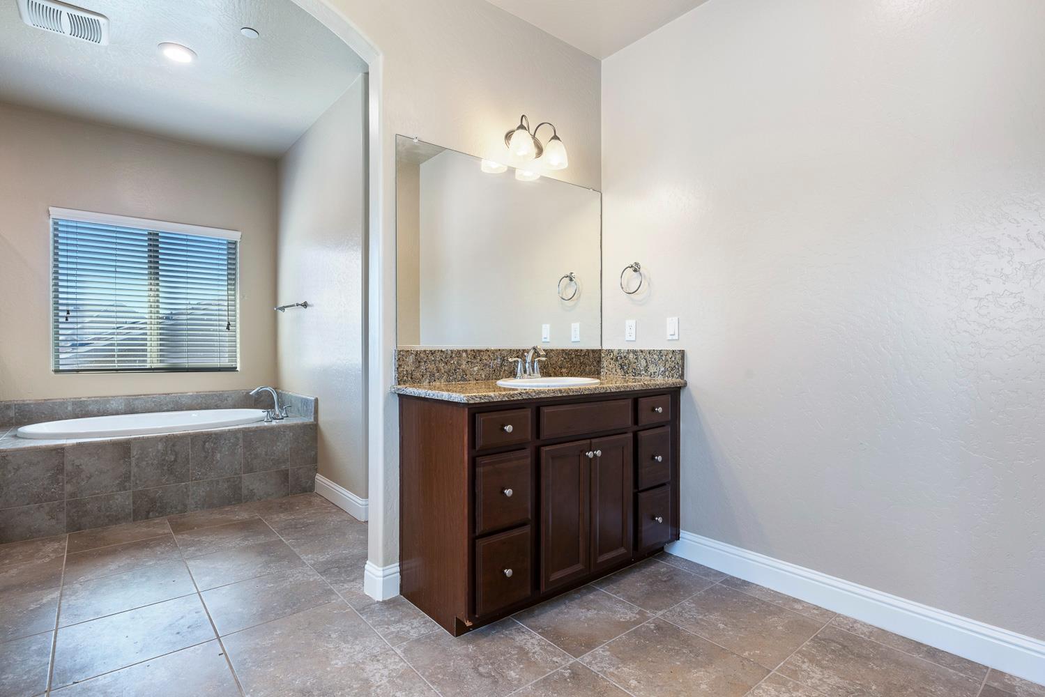 3342 N Carriage Ave, Fresno, CA 93727