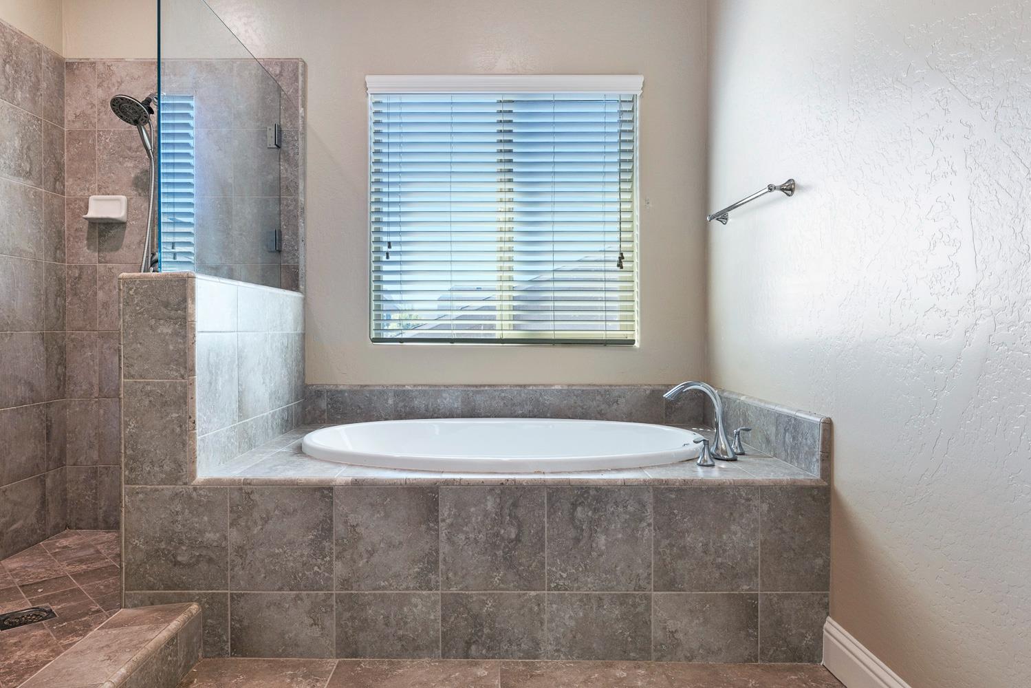 3342 N Carriage Ave, Fresno, CA 93727