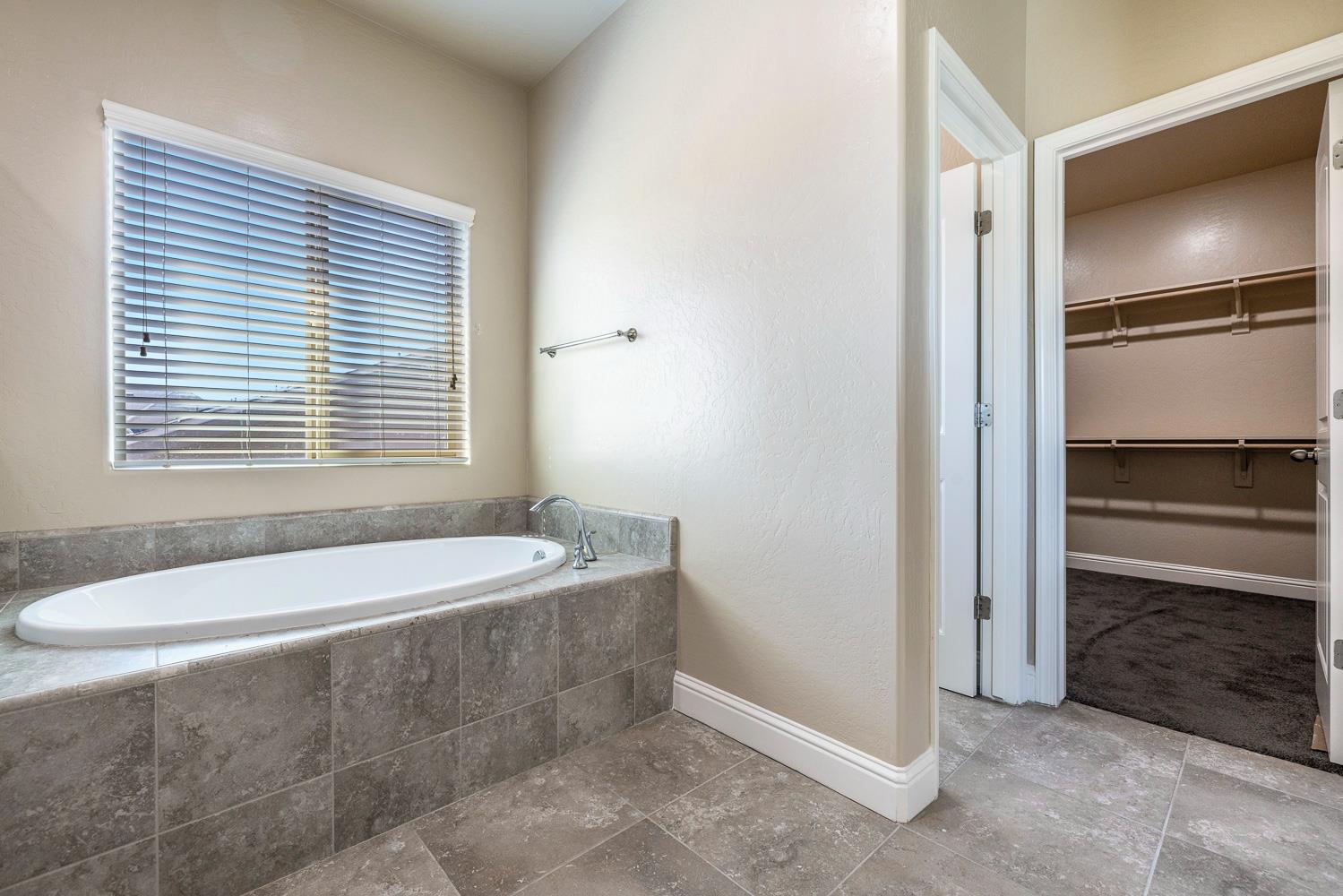 3342 N Carriage Ave, Fresno, CA 93727