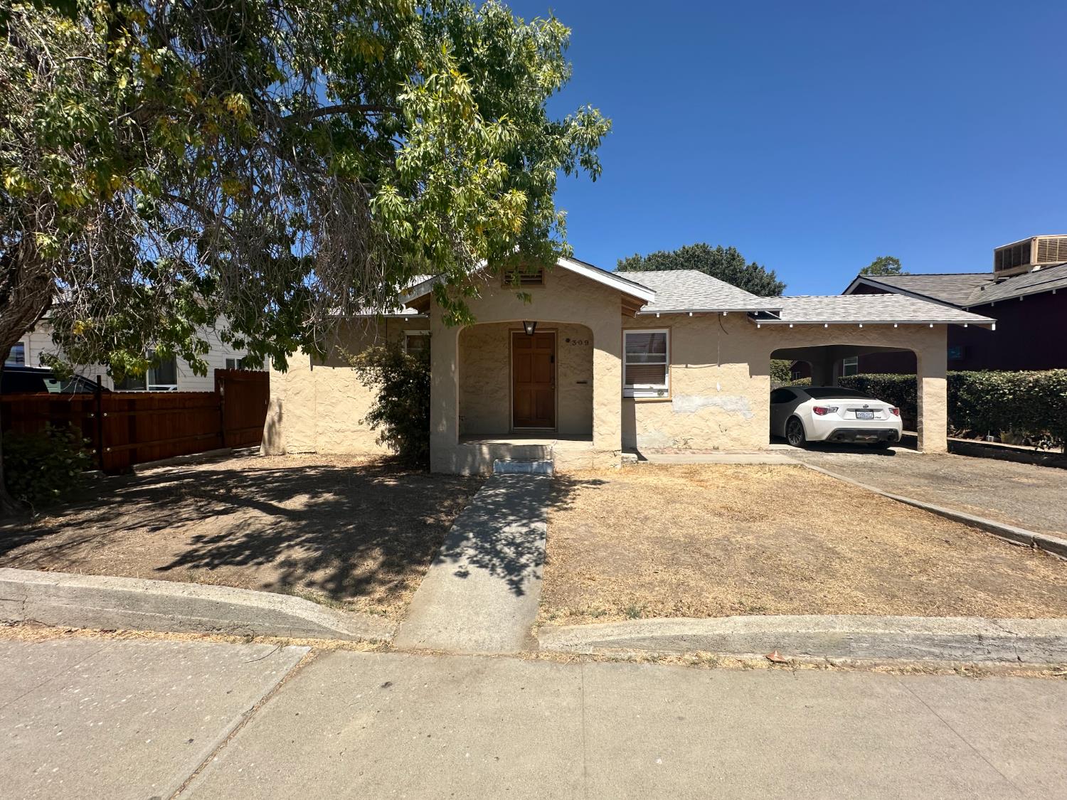 309 E San Joaquin St, Avenal, CA 93204