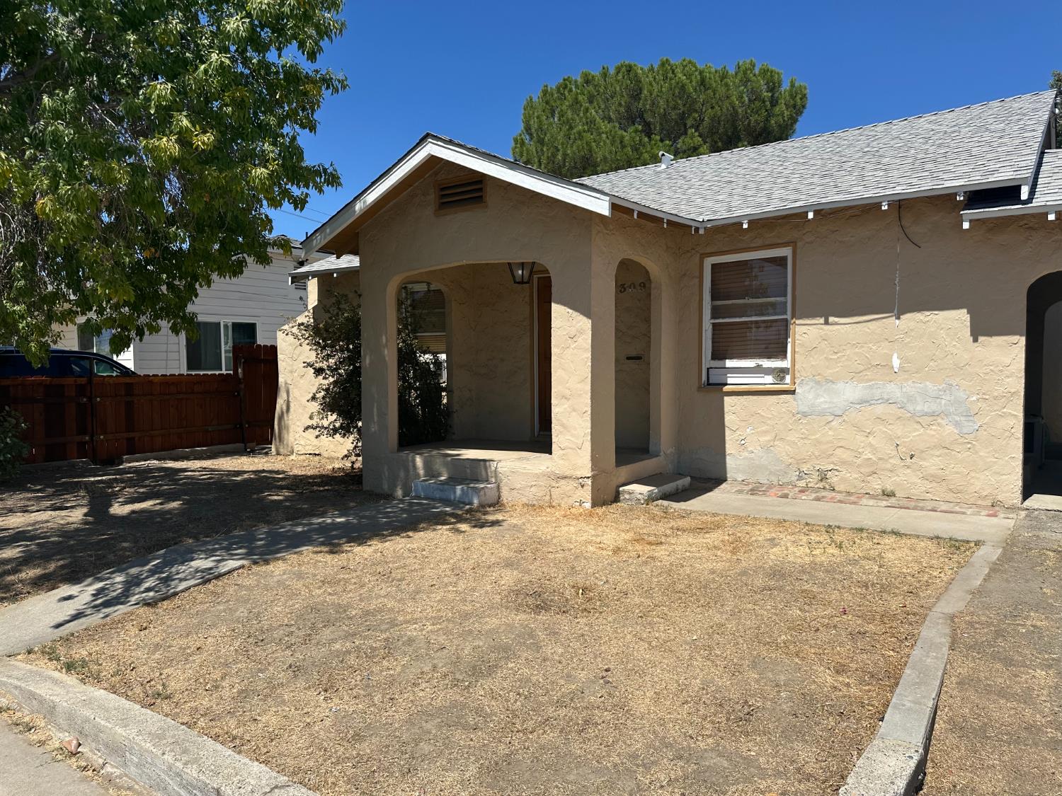 309 E San Joaquin St, Avenal, CA 93204