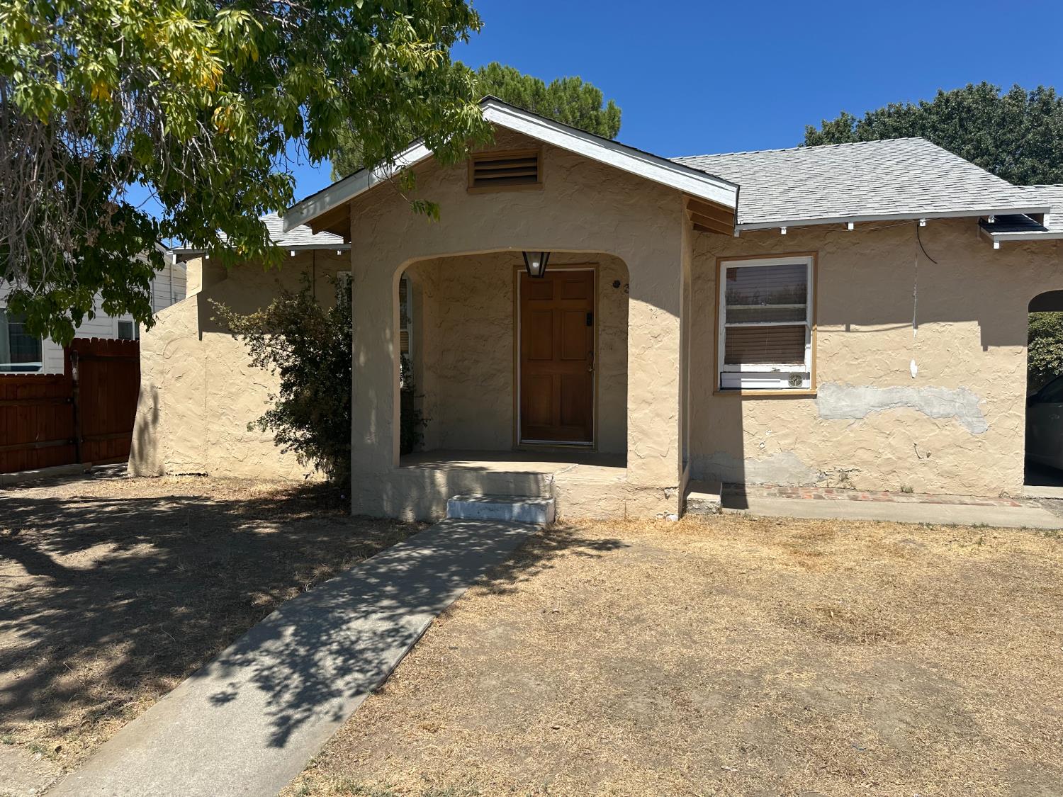 309 E San Joaquin St, Avenal, CA 93204