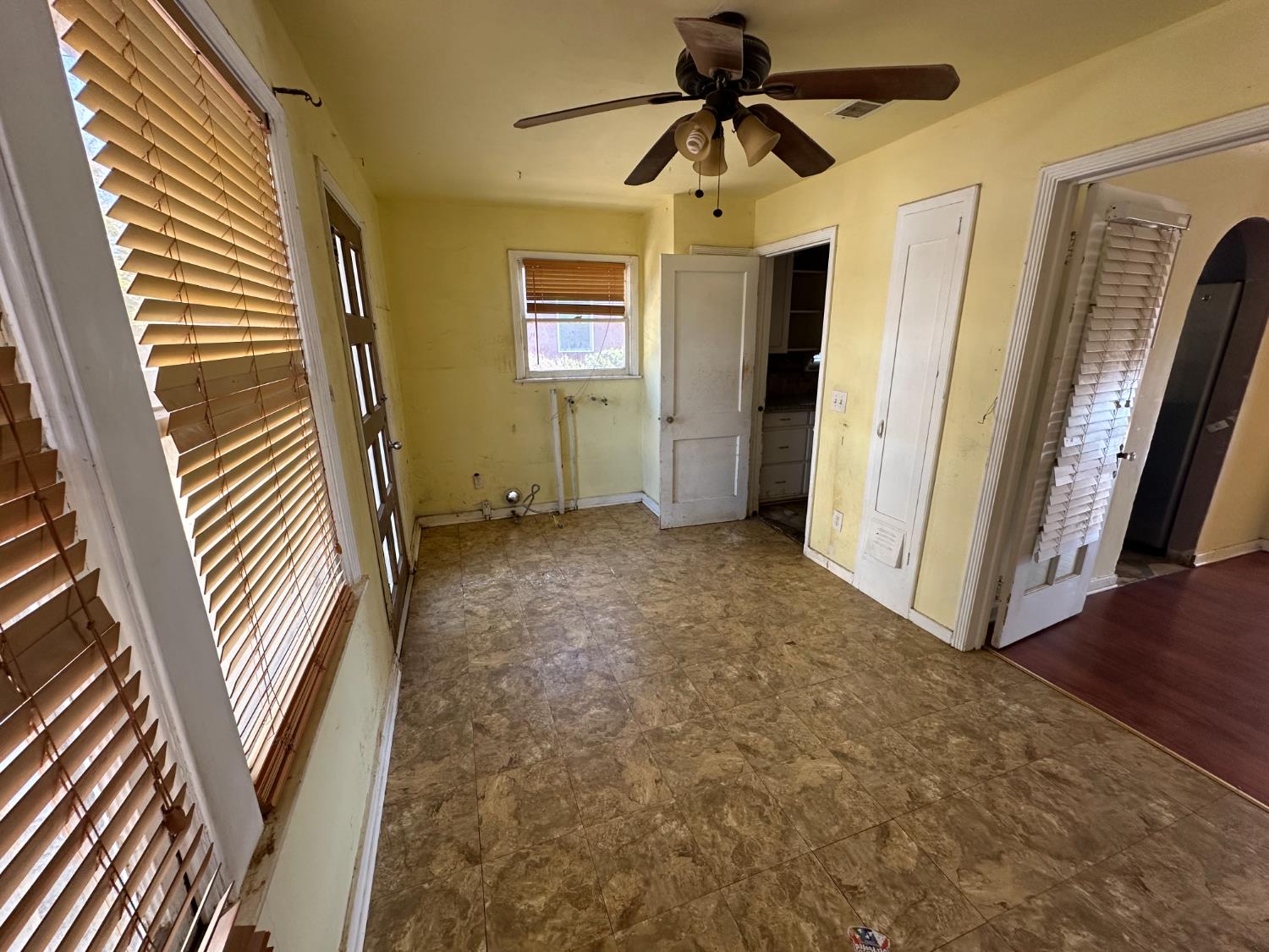 309 E San Joaquin St, Avenal, CA 93204