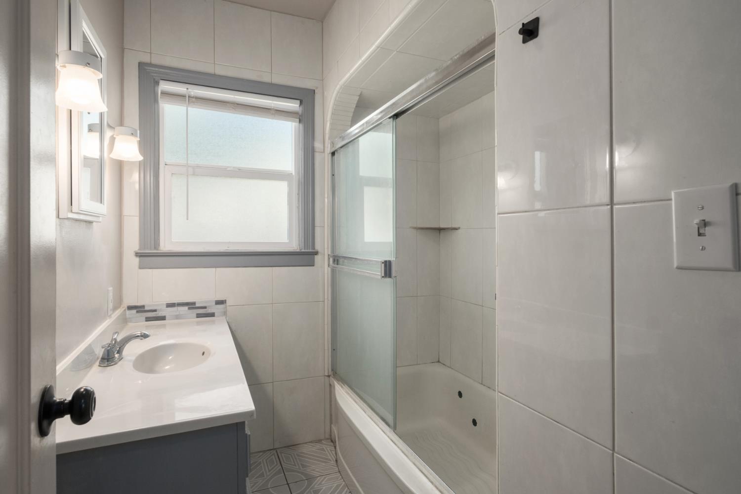 2043 11Th St, Reedley, CA 93654