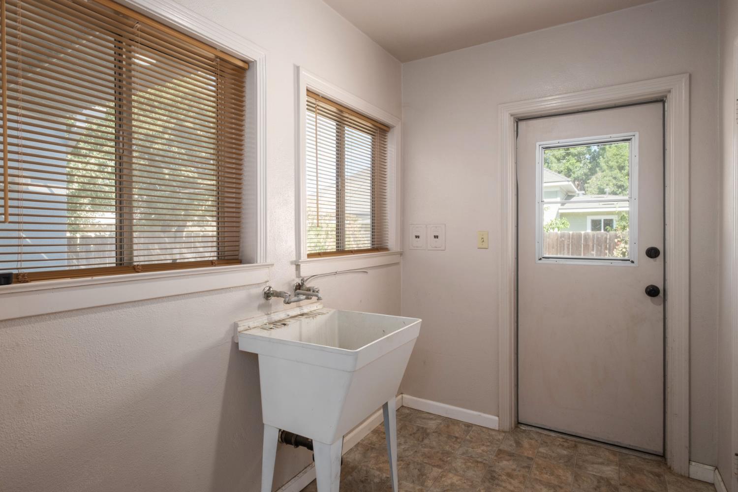 2043 11Th St, Reedley, CA 93654