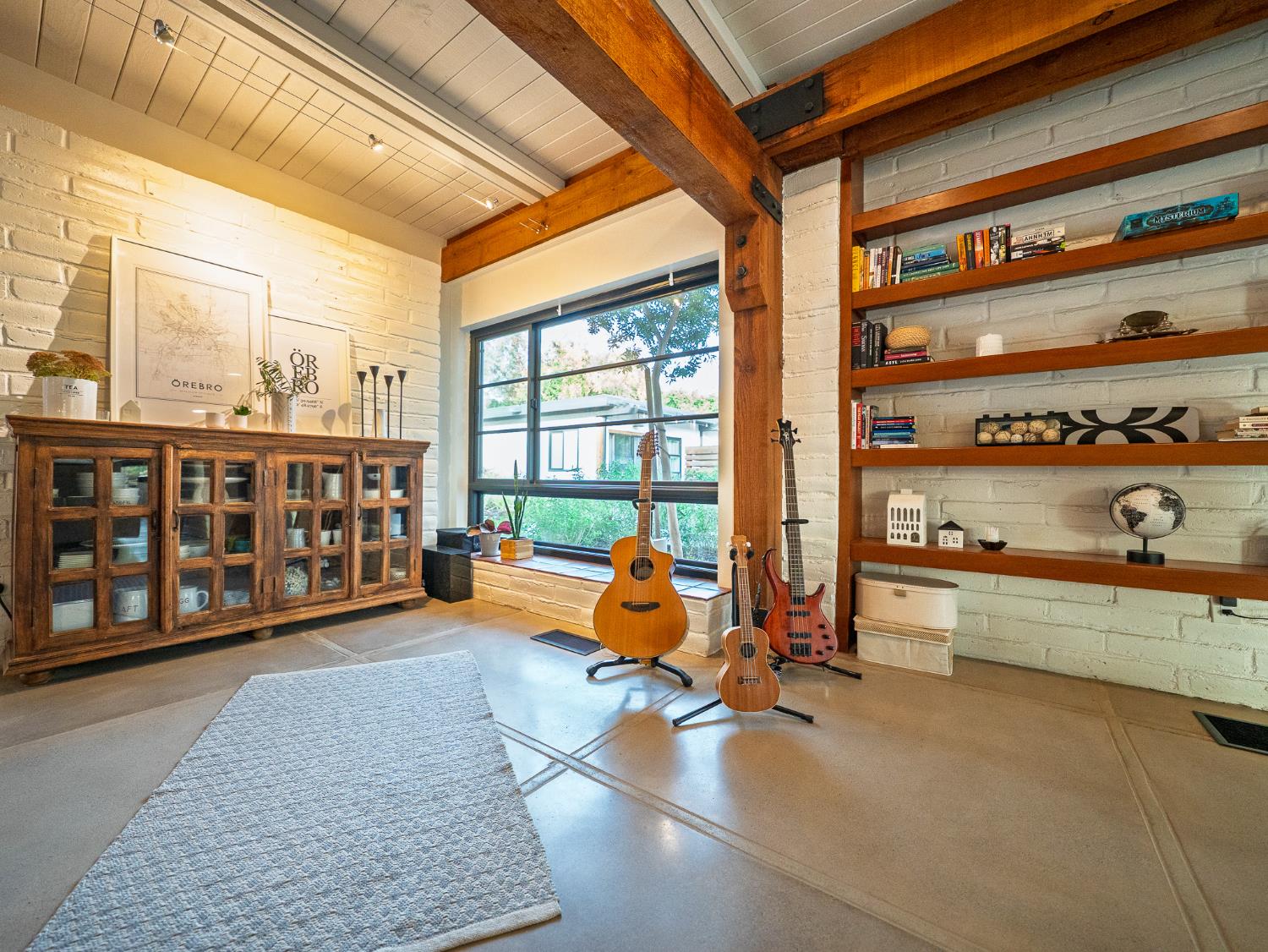 2284 W Palo Alto Ave, Fresno, CA 93711