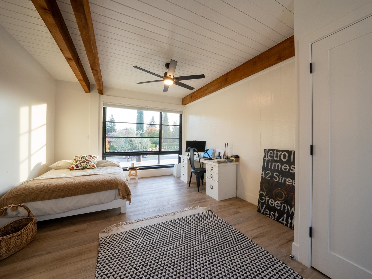 2284 W Palo Alto Ave, Fresno, CA 93711