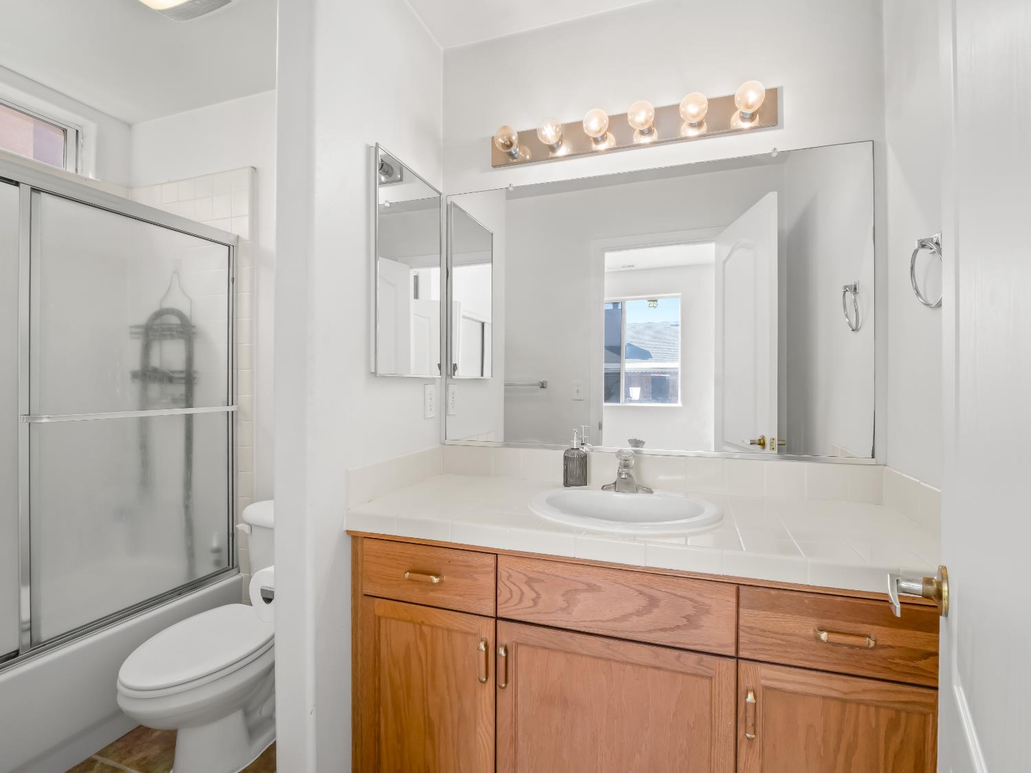 5779 W Bluff Ave, Fresno, CA 93722