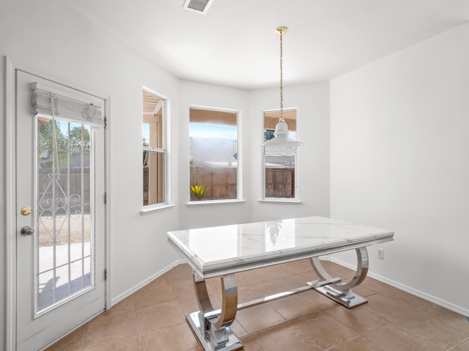 5779 W Bluff Ave, Fresno, CA 93722