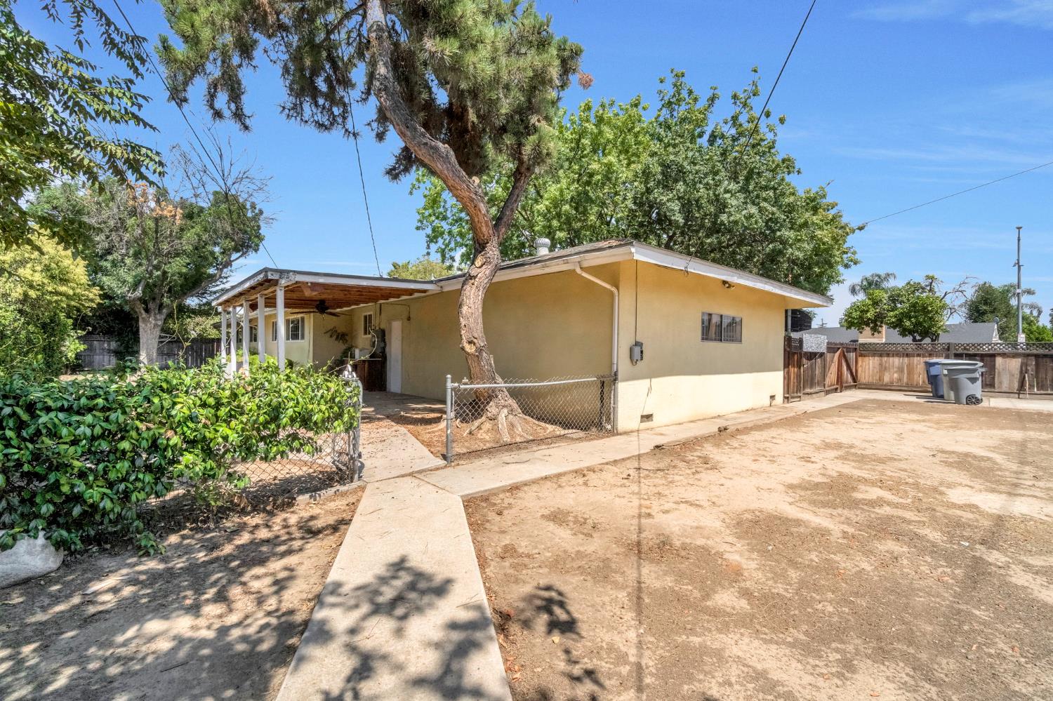 1591 E Almendra, Fresno, CA 93710