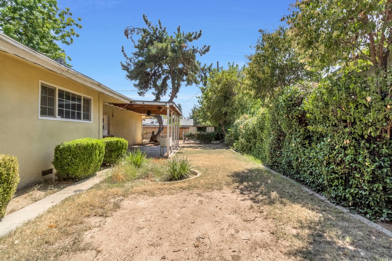 1591 E Almendra, Fresno, CA 93710