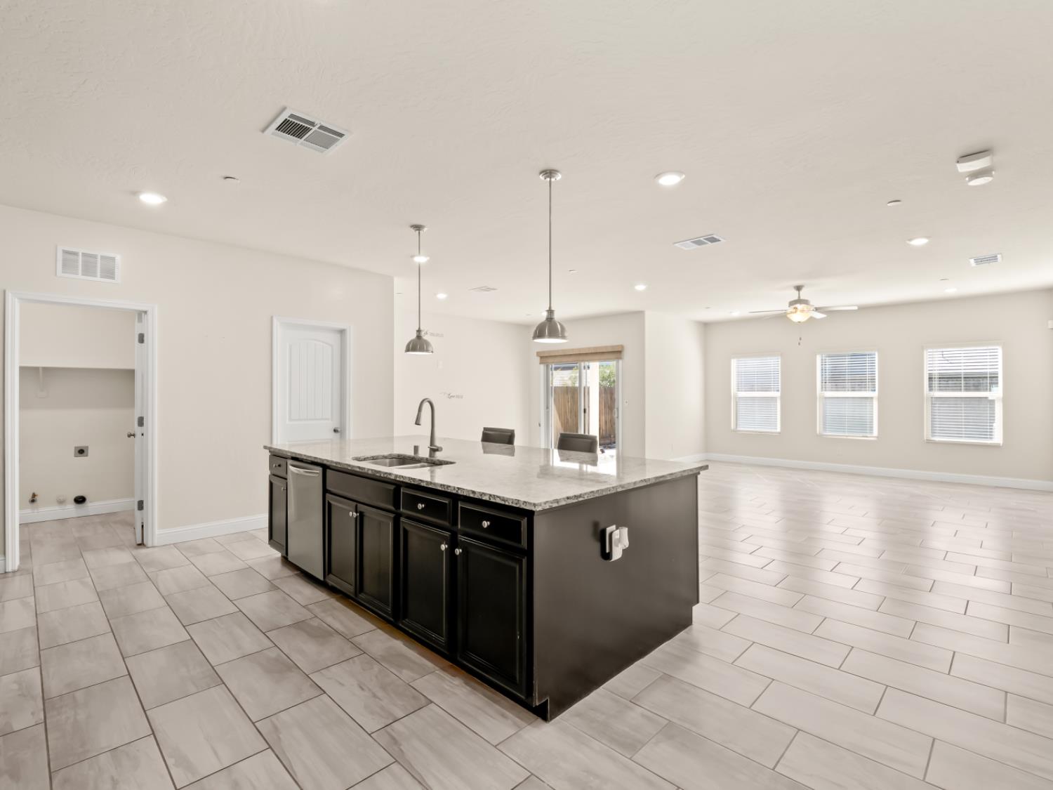 590 Blue Oak Ln W, Madera, CA 93636