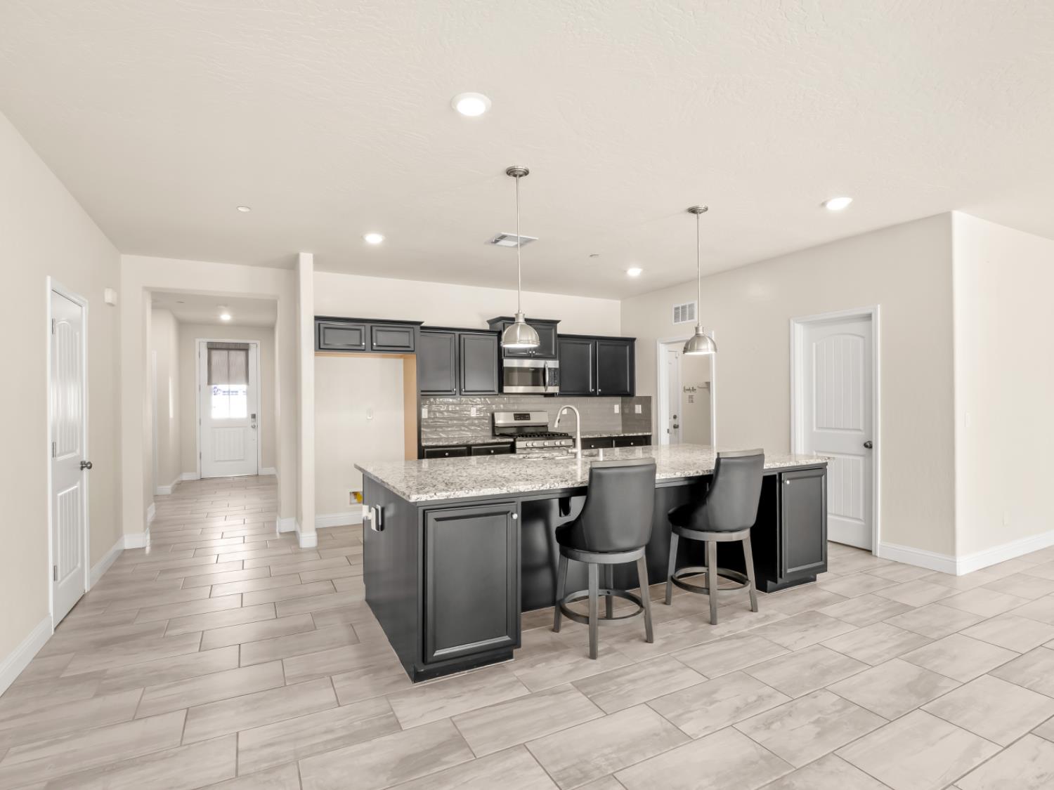 590 Blue Oak Ln W, Madera, CA 93636