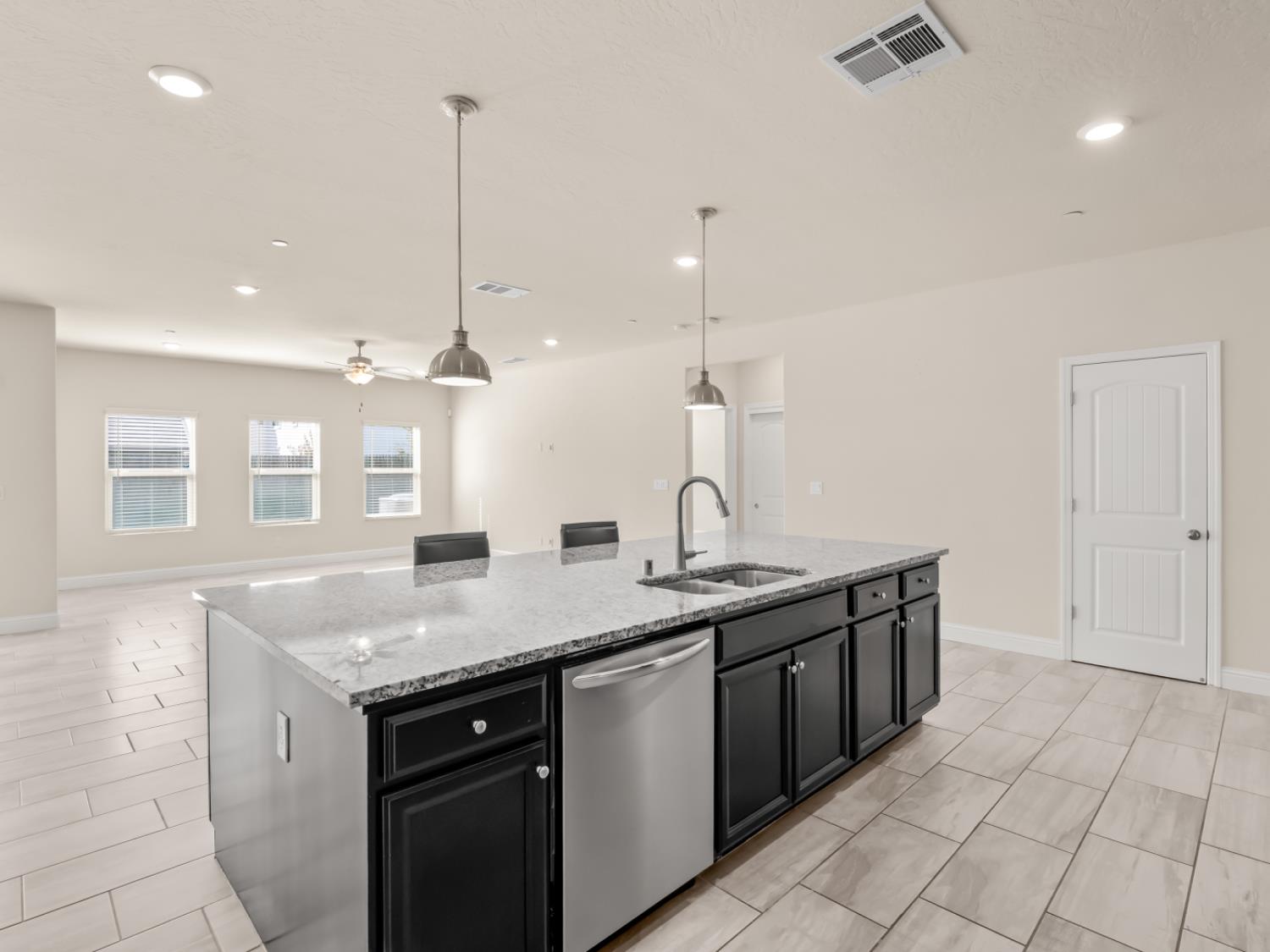 590 Blue Oak Ln W, Madera, CA 93636