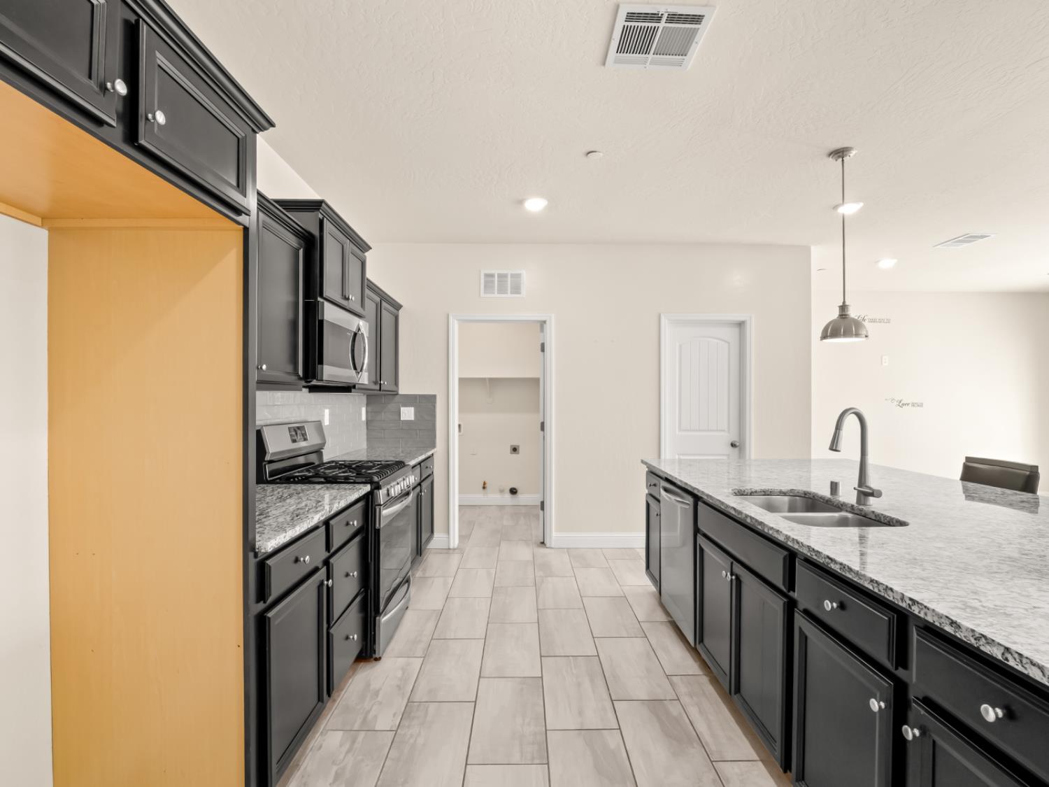 590 Blue Oak Ln W, Madera, CA 93636