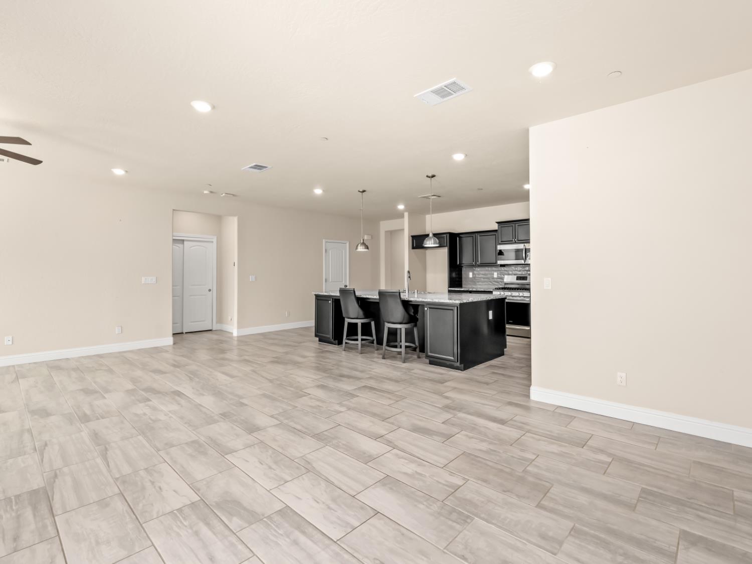 590 Blue Oak Ln W, Madera, CA 93636