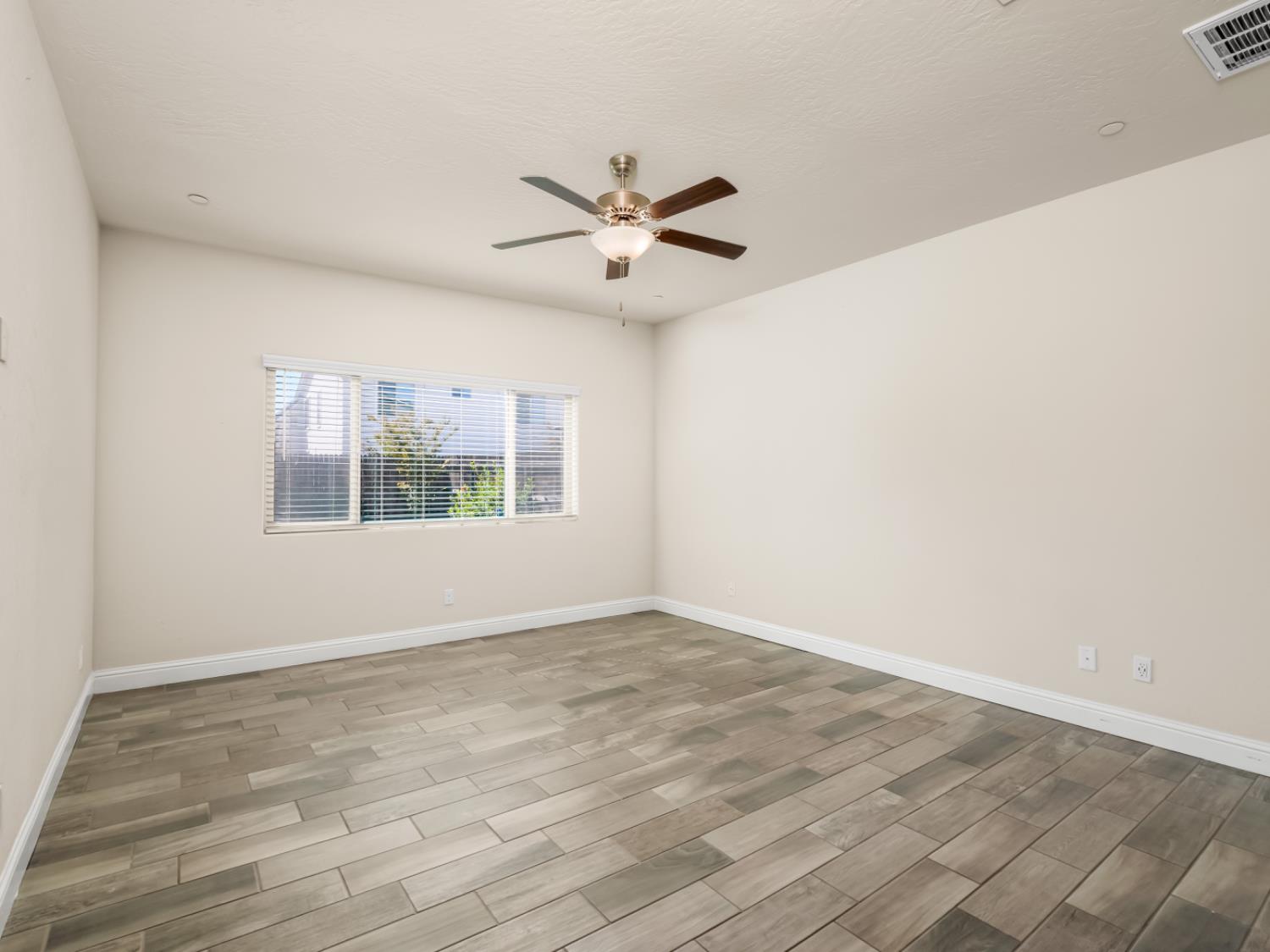 590 Blue Oak Ln W, Madera, CA 93636