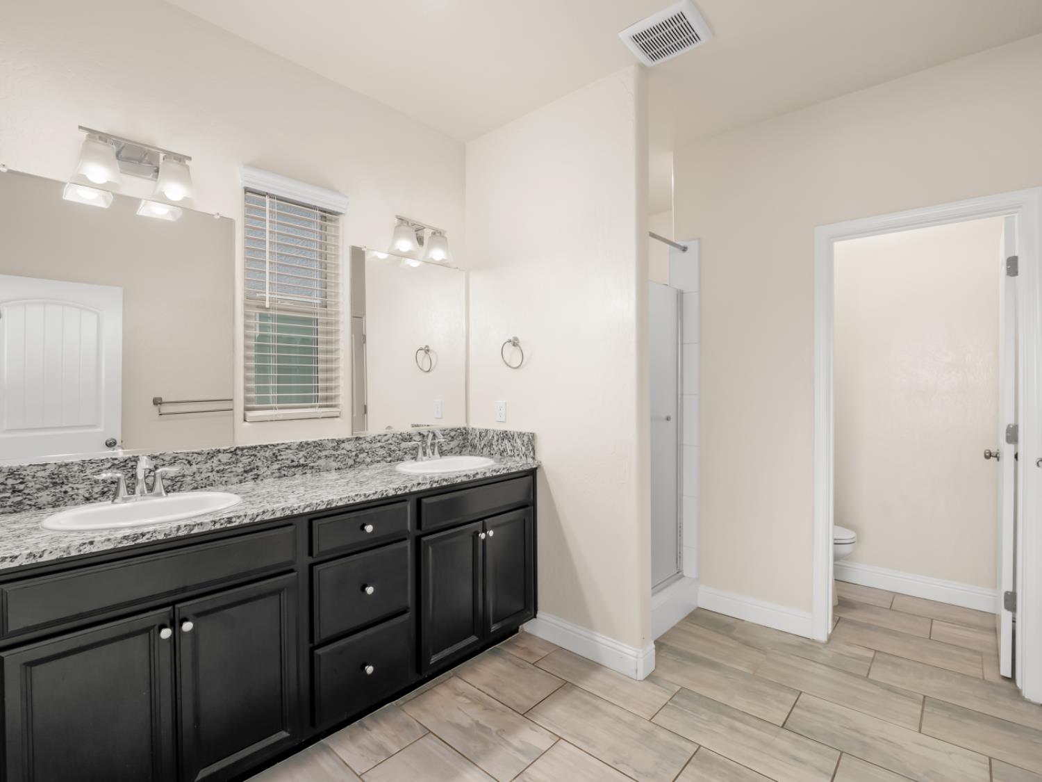 590 Blue Oak Ln W, Madera, CA 93636