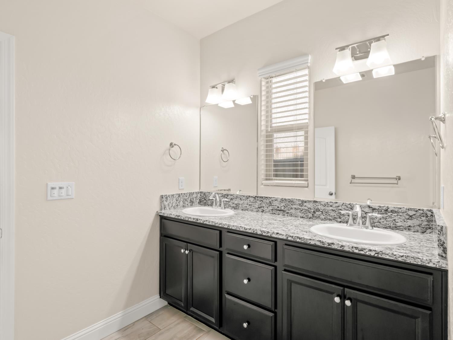 590 Blue Oak Ln W, Madera, CA 93636