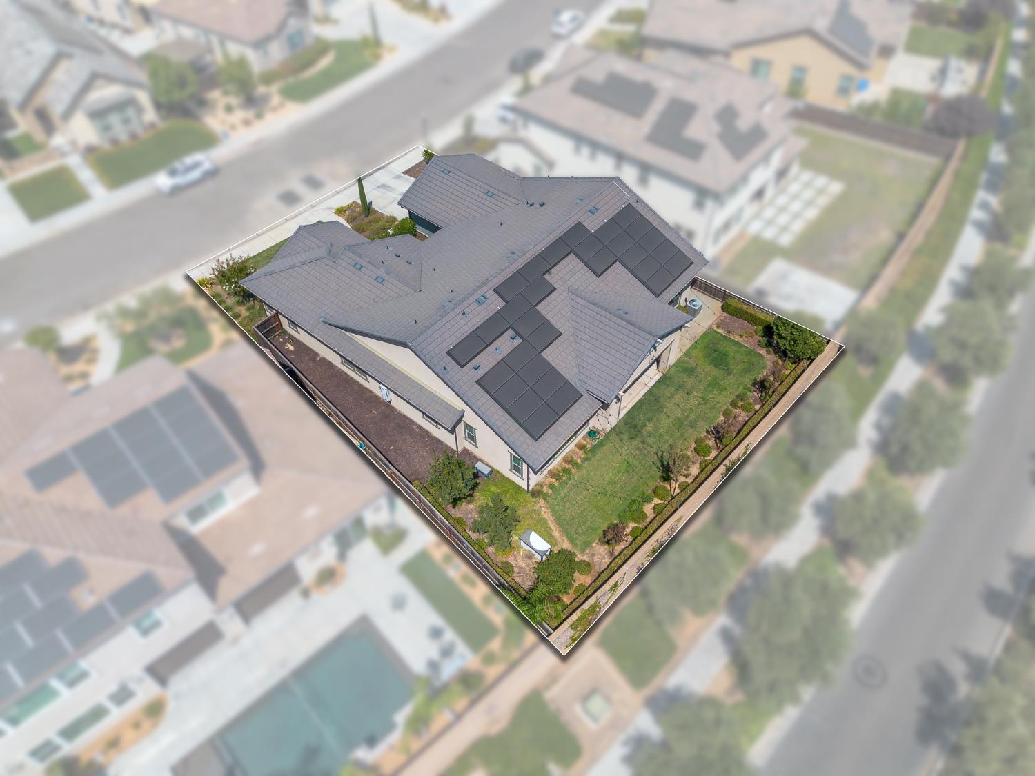 572 Pinnacle Dr W, Madera, CA 93636