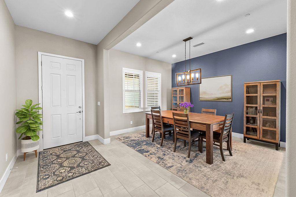 572 Pinnacle Dr W, Madera, CA 93636