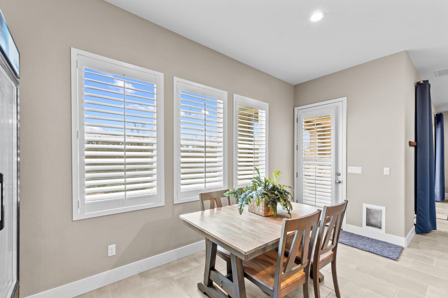 572 Pinnacle Dr W, Madera, CA 93636