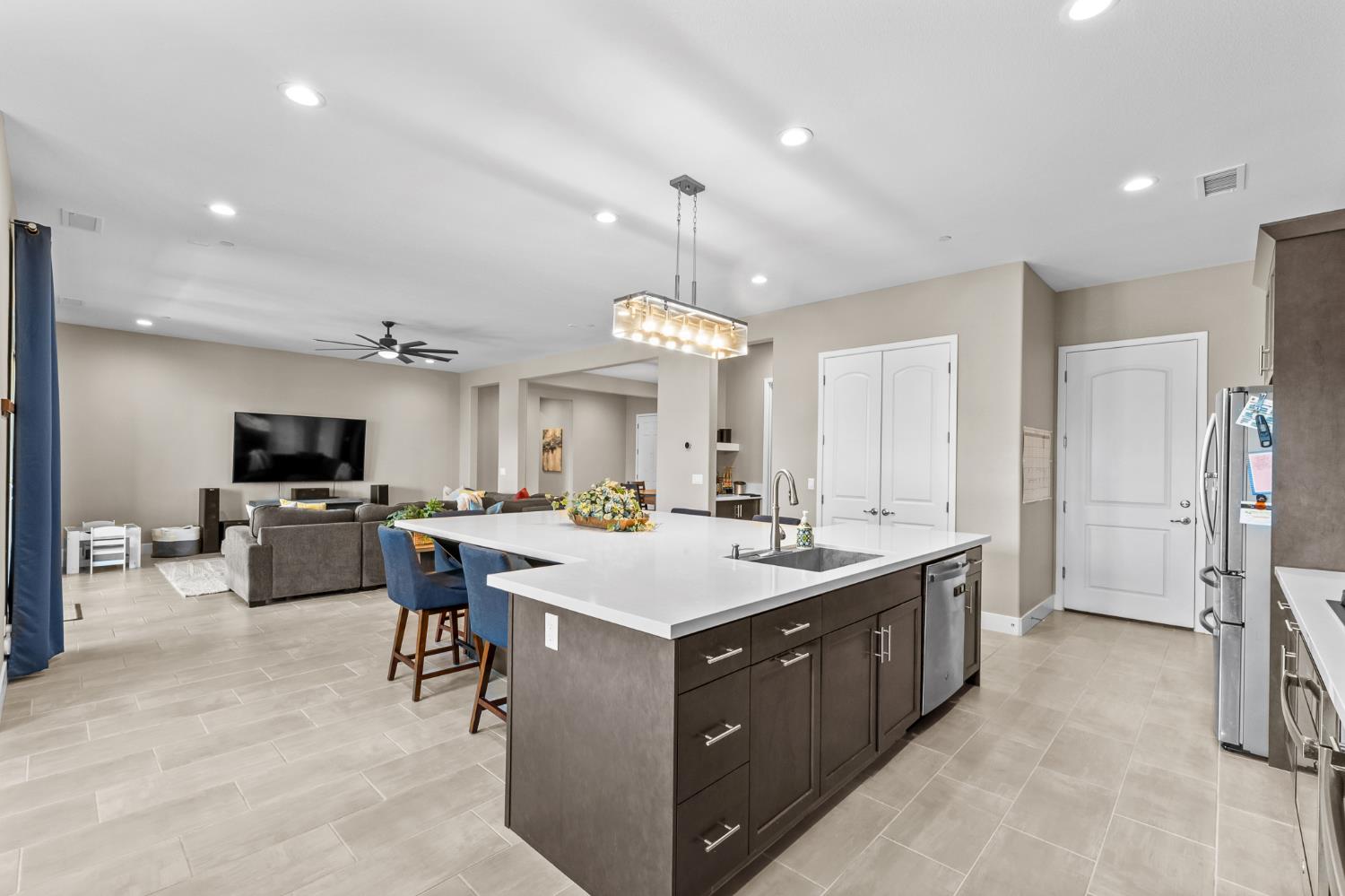 572 Pinnacle Dr W, Madera, CA 93636