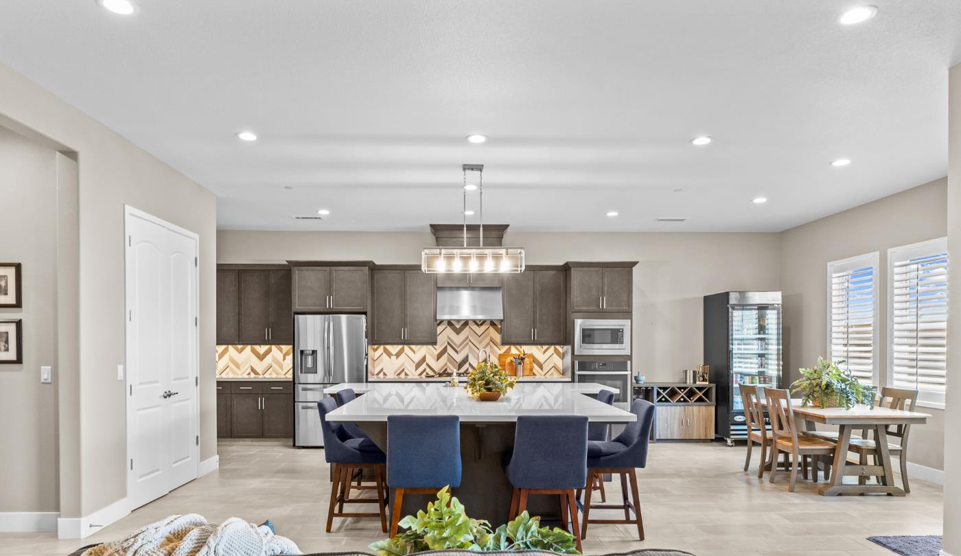 572 Pinnacle Dr W, Madera, CA 93636