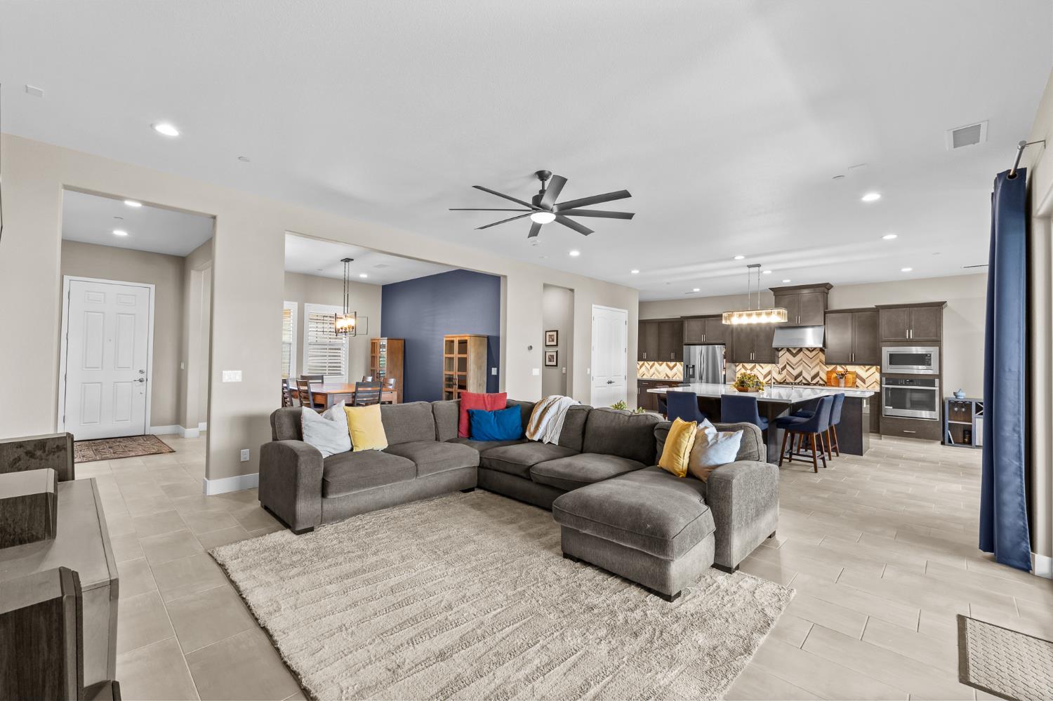 572 Pinnacle Dr W, Madera, CA 93636