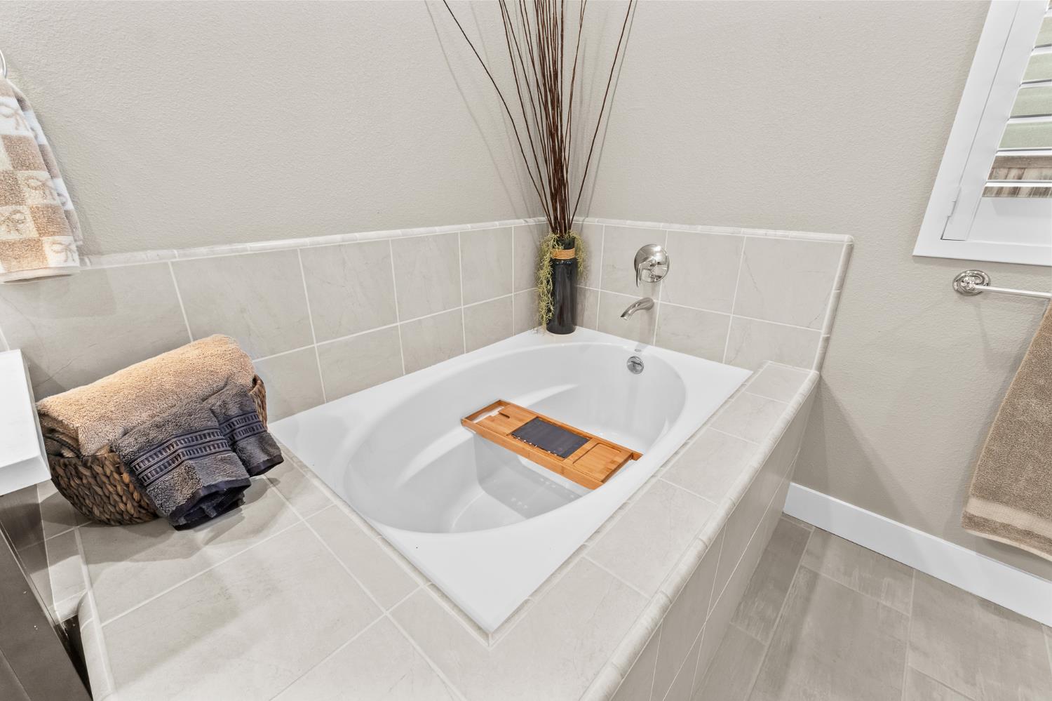 572 Pinnacle Dr W, Madera, CA 93636