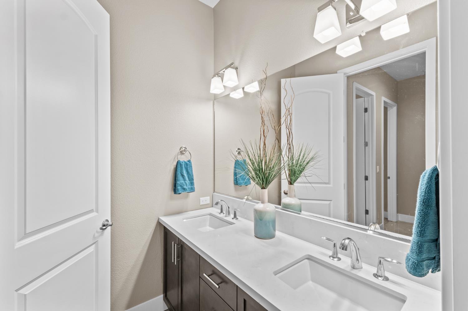 572 Pinnacle Dr W, Madera, CA 93636