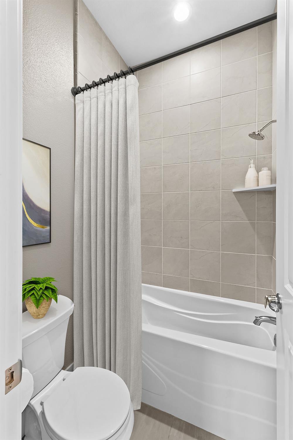 572 Pinnacle Dr W, Madera, CA 93636