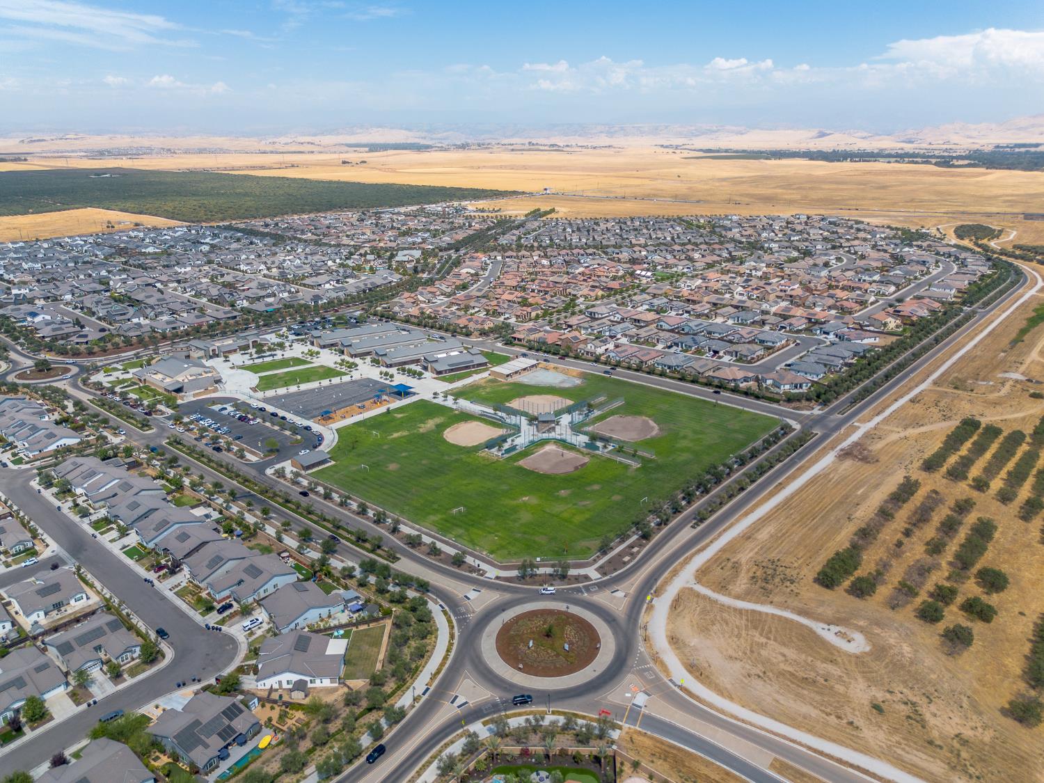 572 Pinnacle Dr W, Madera, CA 93636